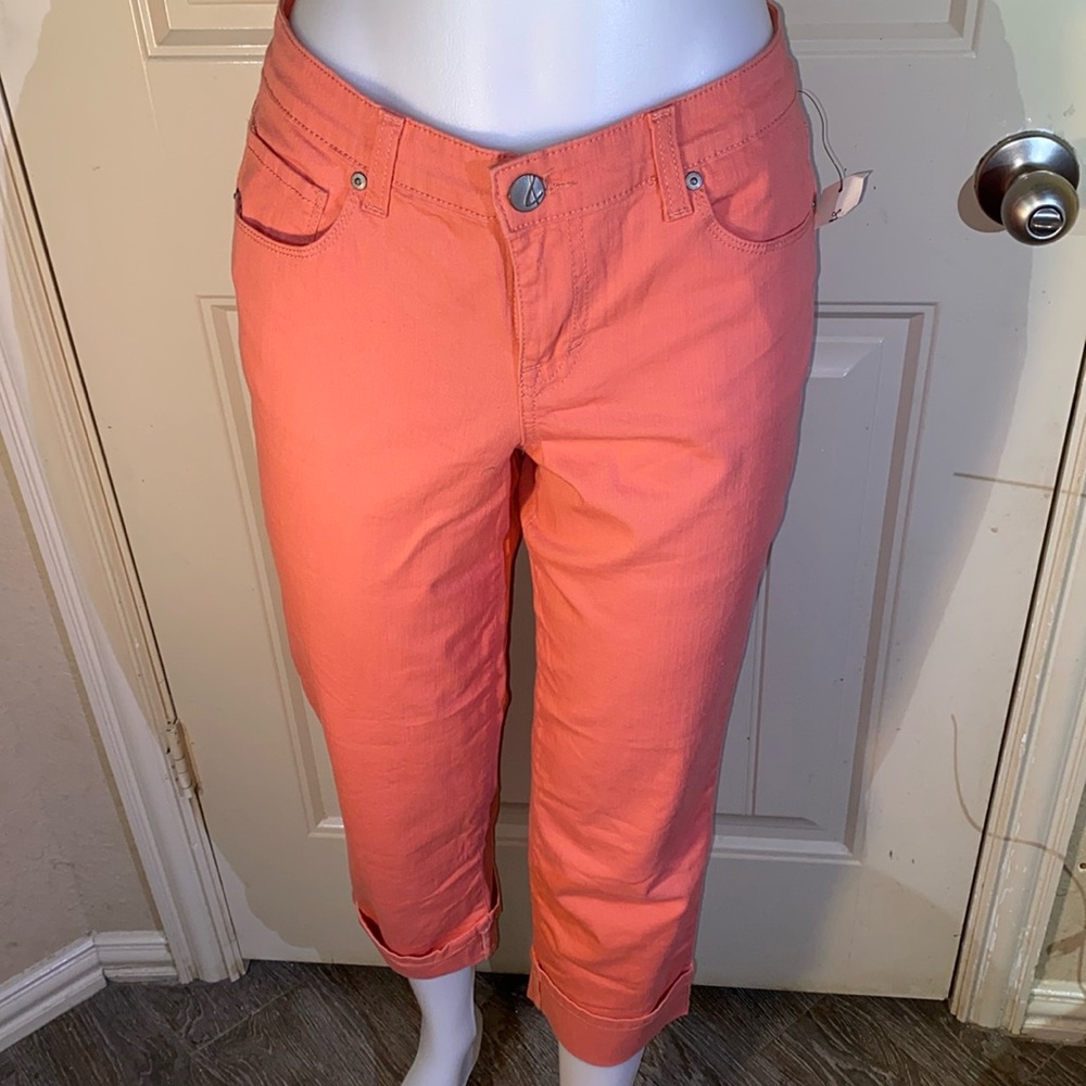 NWT Style & Co. Size 4 Curvy Capri in peachy color
